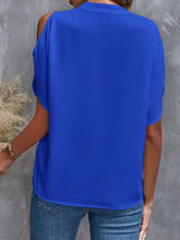 Cargar imagen en el visor de la galería, Notched Cold Shoulder Blouse