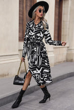 Cargar imagen en el visor de la galería, Black & White Tie Front Shirt Dress