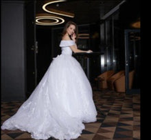 Cargar imagen en el visor de la galería, Off Shoulder Lace Embroidery Train Bridal Gown