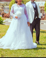 Load image into Gallery viewer, Nubia Lace Wedding Gown