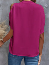 Cargar imagen en el visor de la galería, Notched Cold Shoulder Blouse