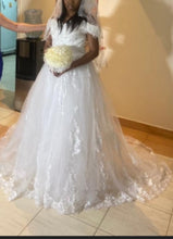 Cargar imagen en el visor de la galería, Off Shoulder Lace Embroidery Train Bridal Gown
