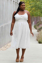 Cargar imagen en el visor de la galería, White Birch Full Size Lace Detail Sleeveless Lace Midi Dress
