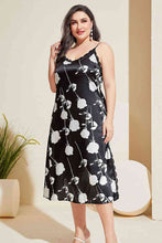Cargar imagen en el visor de la galería, Plus Size Floral Lace Trim Side Slit Night Dress
